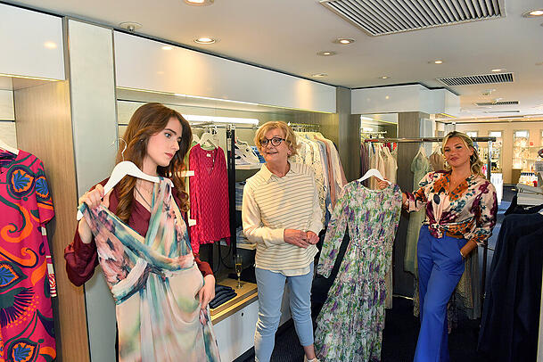 Evelyn Burdecki (r.) am Set von "Das Traumschiff".