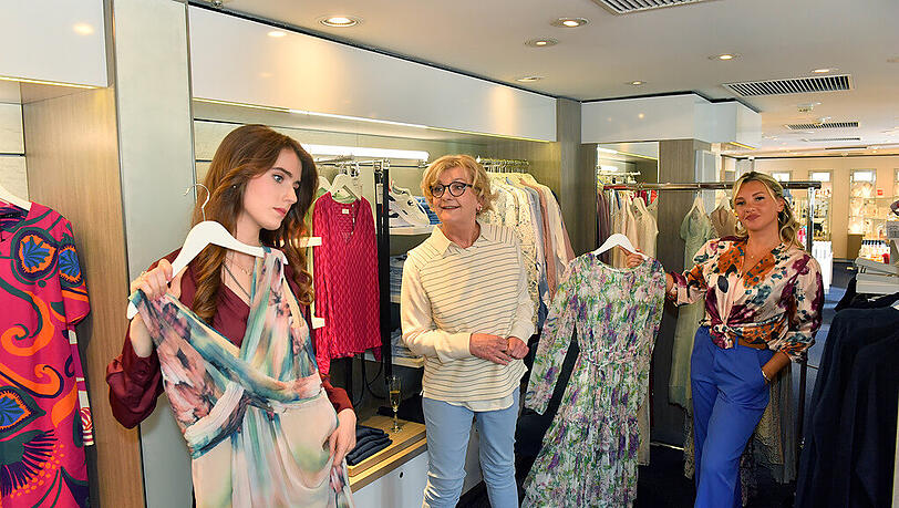 Evelyn Burdecki (r.) am Set von "Das Traumschiff".