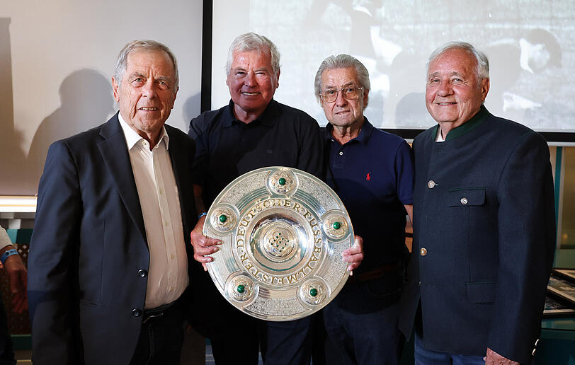 Die Löwen-Legenden Fredi Heiß, Hansi Reich, Bernd Patzke und Ludwig Bründl (v.l.) präsentieren die Meisterschale, die sie 1966 mit dem TSV 1860 errungen haben. Die Löwen-Legenden Fredi Heiß, Hansi Reich, Bernd Patzke und Ludwig Bründl (v.l.) präsentieren die Meisterschale, die sie 1966 mit dem TSV 1860 errungen haben.
