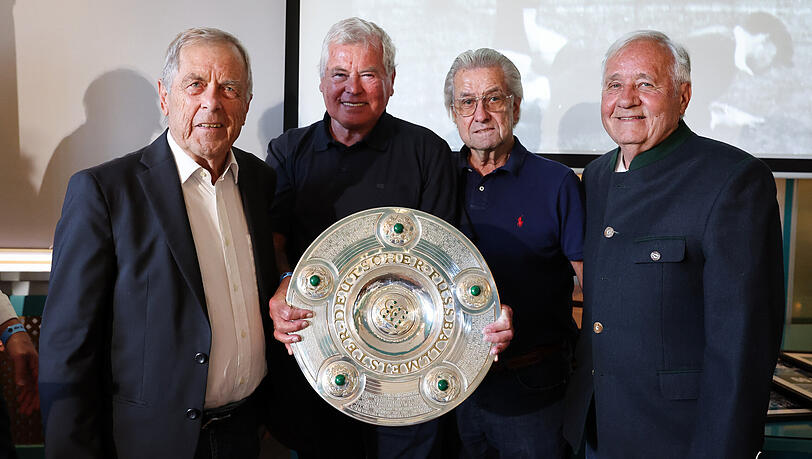 Die L&ouml;wen-Legenden Fredi Hei&szlig;, Hansi Reich, Bernd Patzke und Ludwig Br&uuml;ndl (v.l.) pr&auml;sentieren die Meisterschale, die sie 1966 mit dem TSV 1860 errungen haben.