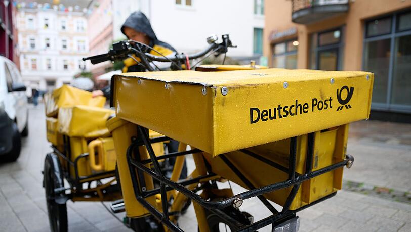 Eine Postbotin bei der Arbeit. Eine Postbotin bei der Arbeit.