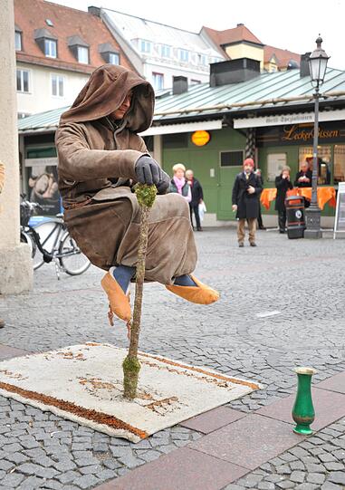 &bdquo;Er sitzt auf einer Art Stuhl, der durch den Ärmel und Umhang geht&ldquo;, meint ein junges Mädchen. &bdquo;Schaut trotzdem toll aus&ldquo;, sagt eine ältere Dame. Stimmt.