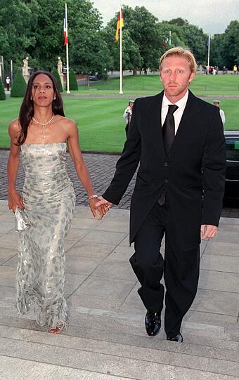 Nach sieben Jahren Ehe war es im Jahr 2000 vorbei: Boris ließ sich von Barbara scheiden!
Nach einigen Turbulenzen waren Boris Becker (45) und seine Ex-Frau Barbara Becker (46) danach eigentlich  eine recht harmonische und friedliebende Patchwork-Familie. Es kann also funktionieren.