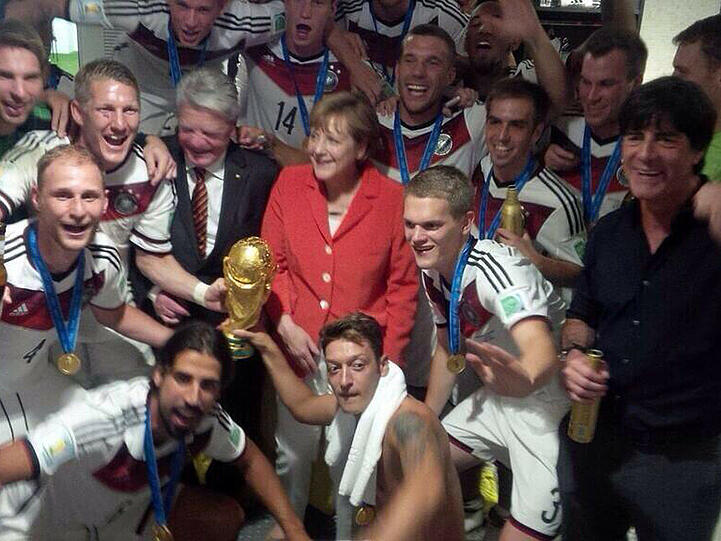 Bundespräsident und Kanzlerin im Kreise der Weltmeister