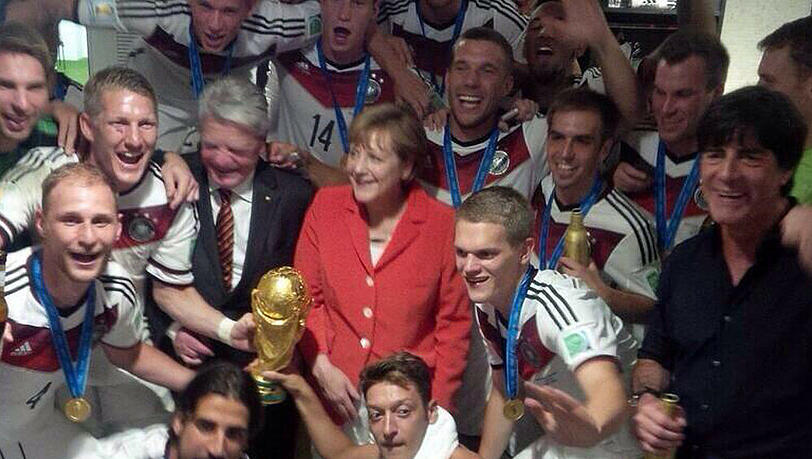 Bundespräsident und Kanzlerin im Kreise der Weltmeister Bundespräsident und Kanzlerin im Kreise der Weltmeister
