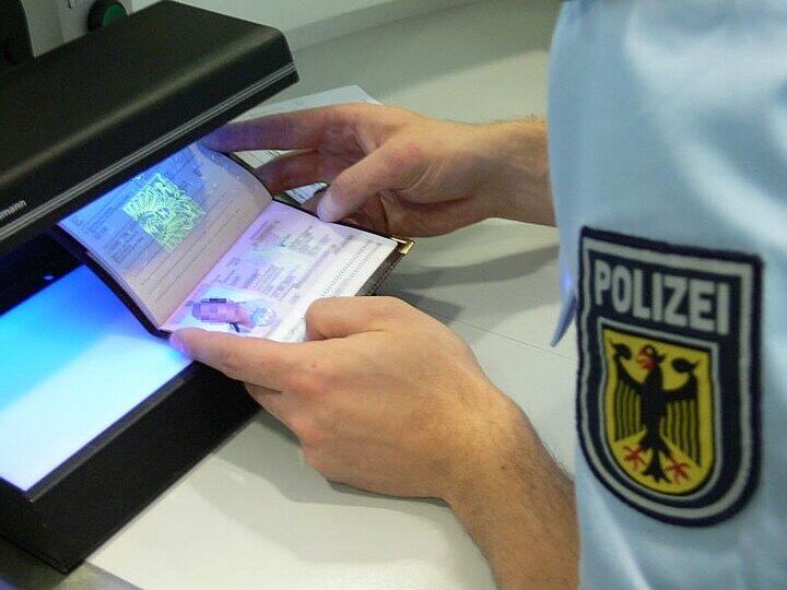 Erneut haben am Flughafen zwei türkische Staatsbürger um politisches Asyl gebeten.