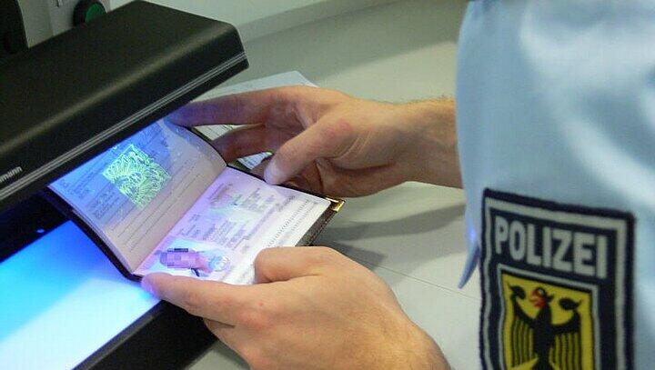 Erneut haben am Flughafen zwei türkische Staatsbürger um politisches Asyl gebeten. Erneut haben am Flughafen zwei türkische Staatsbürger um politisches Asyl gebeten.