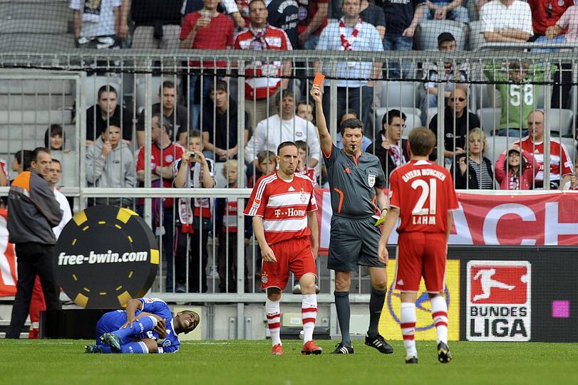 25. April 2009: Platzverweis gegen Schalke. Ribéry hatte sich gegen Farfan zu einem Frustfoul hinreißen lassen. Gelb-Rot in der 76. Minute.
