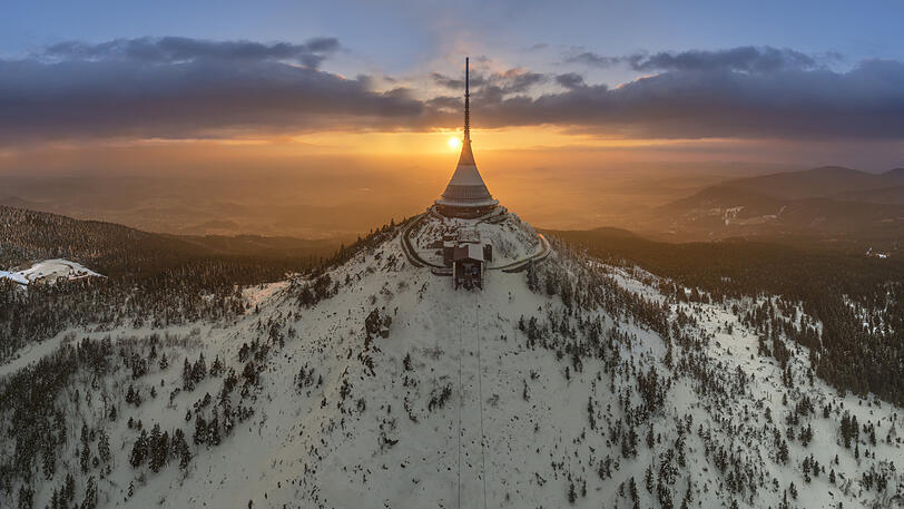 Fernsehturm am Gipfel: In Tschechien wird das Skigebiet am Je&scaron;tìd (Jeschken) bei Liberec (Reichenberg) modernisiert.