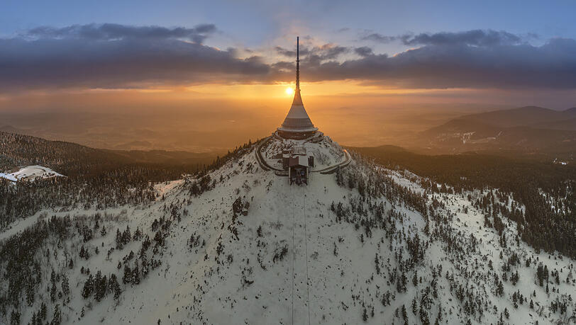 Fernsehturm am Gipfel: In Tschechien wird das Skigebiet am Ještìd (Jeschken) bei Liberec (Reichenberg) modernisiert. Fernsehturm am Gipfel: In Tschechien wird das Skigebiet am Ještìd (Jeschken) bei Liberec (Reichenberg) modernisiert.