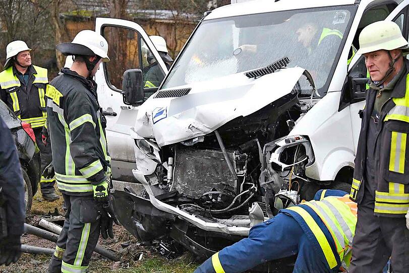 In Eschenried ist ein Kleintransporter in einen 1er BMW gekracht - es wurden vier Menschen verletzt.