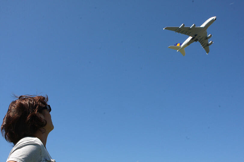 Wer beim Flug in den Urlaub nicht draufzahlen will, sollte Billigangebote genau prüfen