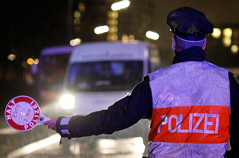 Bei einer Verkehrskontrolle fuhr eine 46-jährige Frau über den Fuß eines Polizisten. (Archivbild)