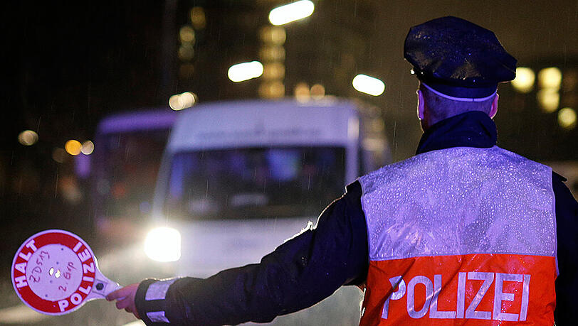 Bei einer Verkehrskontrolle fuhr eine 46-jährige Frau über den Fuß eines Polizisten. (Archivbild) Bei einer Verkehrskontrolle fuhr eine 46-jährige Frau über den Fuß eines Polizisten. (Archivbild)
