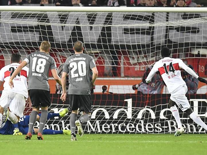 Silas Wamangituka (r) leitete mit seinem Elfmetertor zum 1:1 die Wende gegen Nürnberg ein.