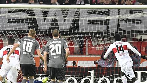 Silas Wamangituka (r) leitete mit seinem Elfmetertor zum 1:1 die Wende gegen Nürnberg ein.