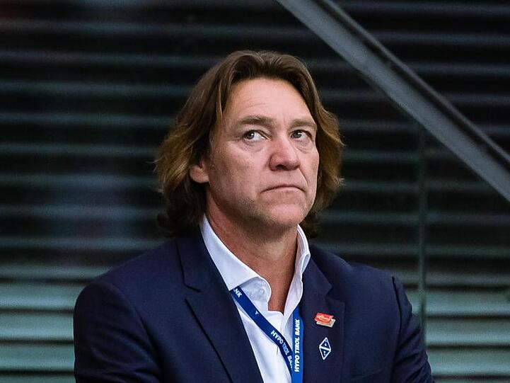Hannes Kronthaler steht bei einem Spiel auf der Tribüne. Foto: Jürgen Feichter/expa/dpa/Archivbild