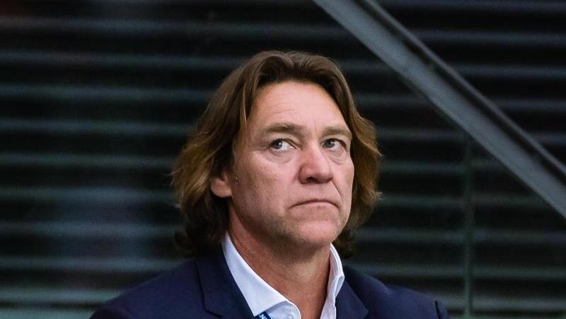 Hannes Kronthaler steht bei einem Spiel auf der Tribüne. Foto: Jürgen Feichter/expa/dpa/Archivbild