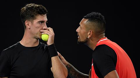 Nick Kyrgios (r) und Thanasi Kokkinakis besprechen sich auf dem Platz.