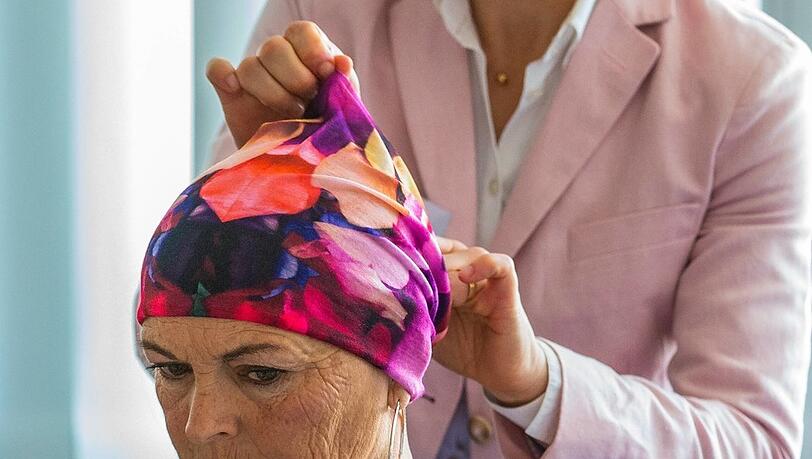 Krebskranke Frauen bei einem Kosmetikseminar. Wichtig ist es, Betroffenen Mut zu machen und sie auch beim Thema Haarverlust zu beraten, so der Geschäftsführer der Bayerischen Krebsgesellschaft Besseler.