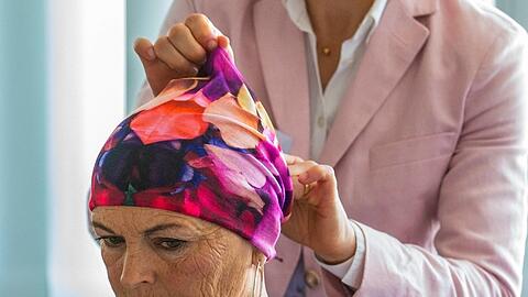 Krebskranke Frauen bei einem Kosmetikseminar. Wichtig ist es, Betroffenen Mut zu machen und sie auch beim Thema Haarverlust zu beraten, so der Geschäftsführer der Bayerischen Krebsgesellschaft Besseler.