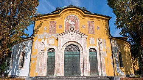 In der Krypta der Aussegnungshalle im Westfriedhof wurde ein Mann aus Versehen eingesperrt. (Archivbild)