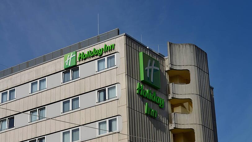 Die alte Fassade des Hotel Holiday Inn an der Hochstrasse in München soll erneuert werden. Der Architekten-Entwurf sorgt für Kritik. Die alte Fassade des Hotel Holiday Inn an der Hochstrasse in München soll erneuert werden. Der Architekten-Entwurf sorgt für Kritik.