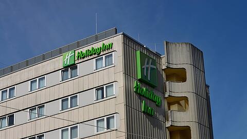 Die alte Fassade des Hotel Holiday Inn an der  Hochstrasse in München soll erneuert werden. Der Architekten-Entwurf sorgt für Kritik.