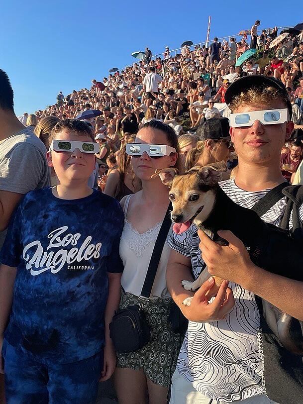 Hündin "Nala" und ihre Familie warten auf die Sonnenfinsternis. Hündin "Nala" und ihre Familie warten auf die Sonnenfinsternis.