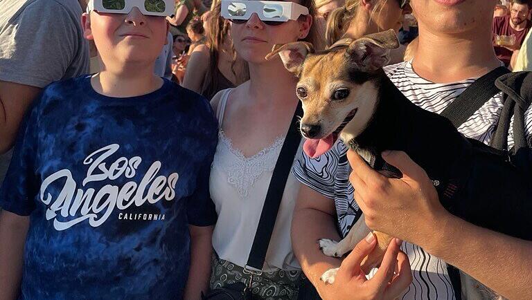 Hündin "Nala" und ihre Familie warten auf die Sonnenfinsternis. Hündin "Nala" und ihre Familie warten auf die Sonnenfinsternis.