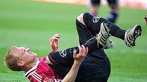 Es ist nicht das Schienbein, es ist der Daumen, der Club-Kapitän Andy Wolf in die Knie zwingt. Er muss gegen Dortmund zuschauen.