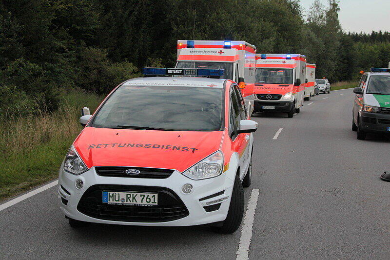 Bei dem Unfall wurde das Vorderrad des Motorrads einfach abgerissen: Bei Taufkirchen sind vier Menschen schwer verletzt worden. Die Bilder