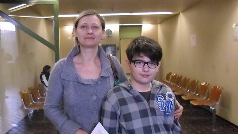 Der Schüler Daniel M. (11) mit seiner Mutter Gorica M. (42). Ein Rentner (82) hat den Schüler gewürgt.