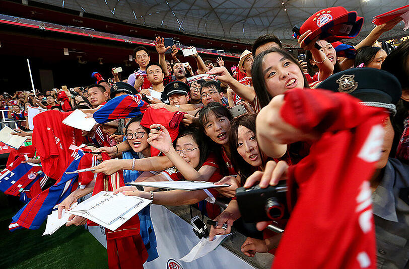 Ekstase in Peking: Chinesische Fans feiern den FC Bayern.