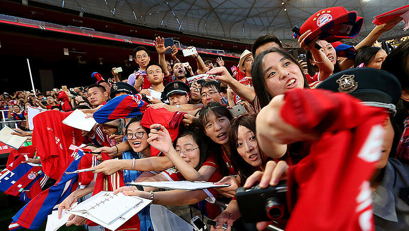 Ekstase in Peking: Chinesische Fans feiern den FC Bayern. Ekstase in Peking: Chinesische Fans feiern den FC Bayern.