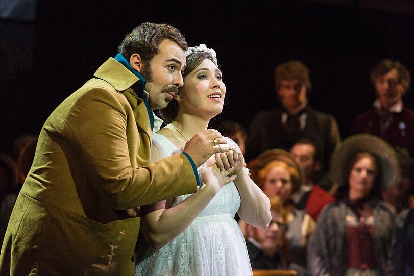 Alessandro Luciano (Elvino), Jennifer O&rsquo;Loughlin (Amina).
