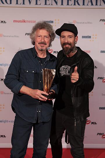 Laudator Daniel Wirtz und Preisträger für die Hallen-Tournee des Jahres 2016 Wolfgang Niedecken beim LEA Award 2017