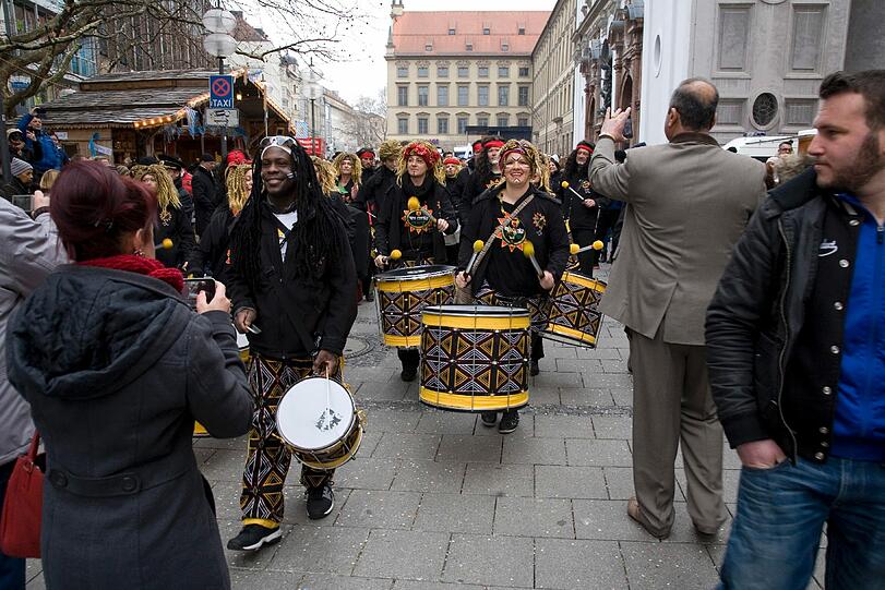 Buntes Treiben am Faschingssonntag in der Innenstadt