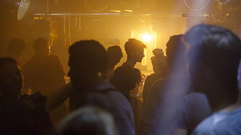 Weil eine Party aus dem Ruder läuft, muss die Polizei die Geburtstagsfeier vorzeitig beenden. (Symbolfoto)