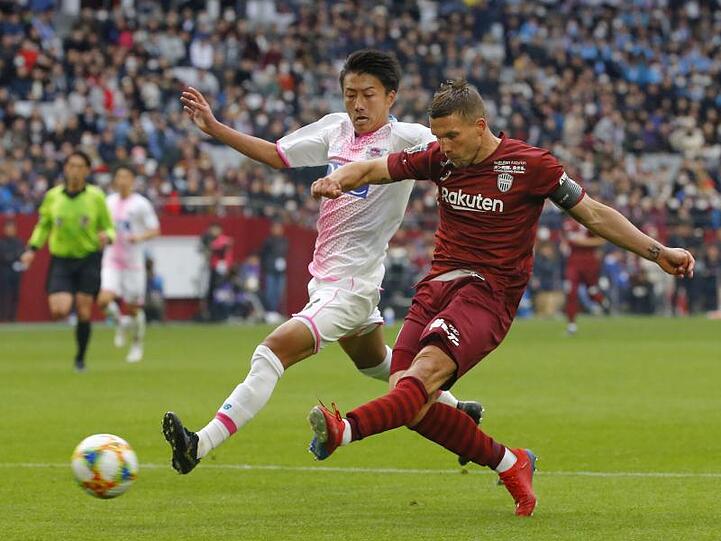 Legte das Kapitänsamt bei Vissel Kobe nieder: Lukas Podolski (r).