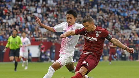 Legte das Kapitänsamt bei Vissel Kobe nieder: Lukas Podolski (r).