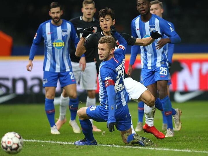 Augsburgs Ja-Cheol Koo (M) trifft zum 2:2-Ausgleich gegen Hertha BSC.