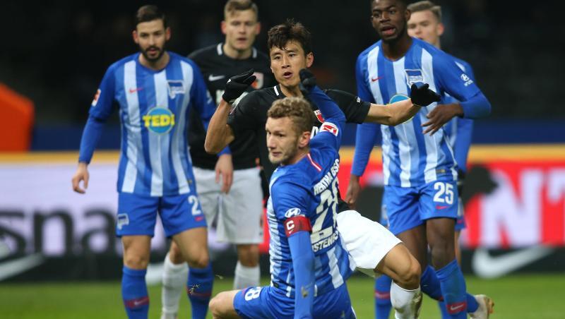 Augsburgs Ja-Cheol Koo (M) trifft zum 2:2-Ausgleich gegen Hertha BSC. Augsburgs Ja-Cheol Koo (M) trifft zum 2:2-Ausgleich gegen Hertha BSC.
