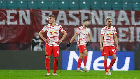 Leipzigs Willi Orban (l-r), Josko Gvardiol und Kevin Kampl stehen nach dem 0:1 enttäuscht auf dem Spielfeld.