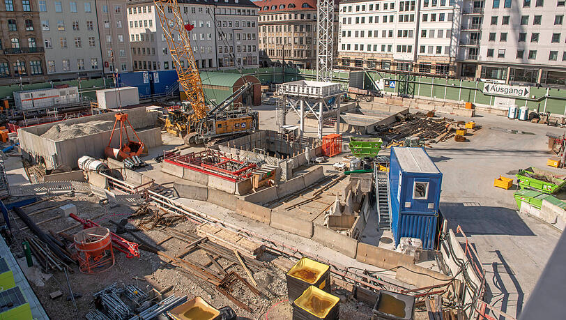 Am Marienhof ziehen die Arbeiter nach DB-Angaben in bestimmten Abständen weitere Betondecken ein. (Archivbild) Am Marienhof ziehen die Arbeiter nach DB-Angaben in bestimmten Abständen weitere Betondecken ein. (Archivbild)