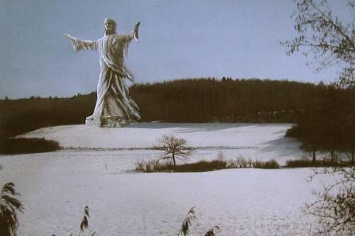 Um die monströse Christusstatue rangeln gleich mehrere Gemeinden in Franken.