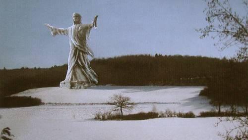 Um die monströse Christusstatue rangeln gleich mehrere Gemeinden in Franken.