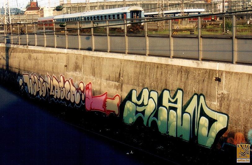 Die von der Sprayer-Szene betitelte „Hall of Fame“„ am Hauptbahnhof im Jahr 1995. Die von der Sprayer-Szene betitelte „Hall of Fame“„ am Hauptbahnhof im Jahr 1995.