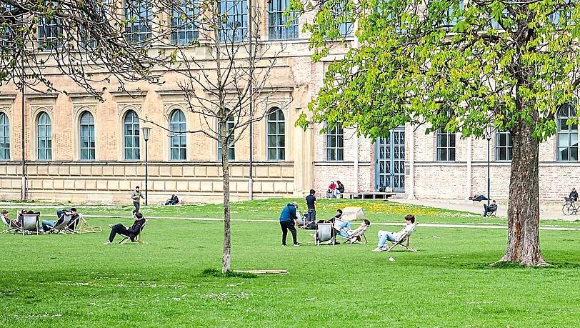 Stets beliebter Treffpunkt: Die Wiese vor der Alten Pinakothek an der Gabelsbergerstra&szlig;e.  Fotos (2): Jan Krattiger