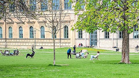 Stets beliebter Treffpunkt: Die Wiese vor der Alten Pinakothek an der Gabelsbergerstra&szlig;e.  Fotos (2): Jan Krattiger
